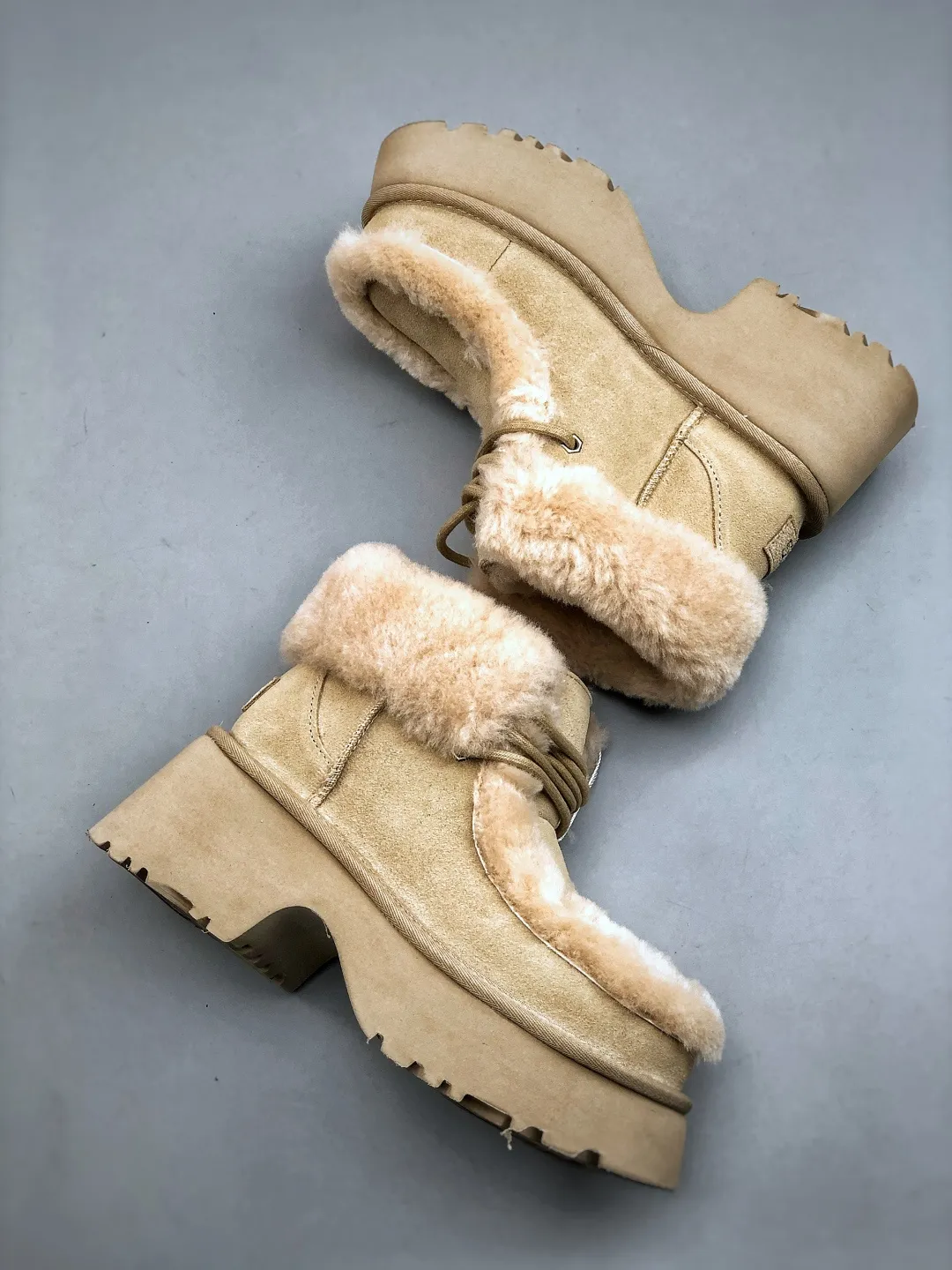 Local self-pickup 💰700 supports store placement. The top version on the market. 25 new models. UGG Esme 6cm taller. Split cow leather. Fashionable and comfortable. Ankle-length snow boots. Produced by a major foreign trade factory in Guangzhou. From toe to insole, genuine sheep fur. Independent outer box packaging. Chip. Waterproof process. Different from any version on the market. Independently developed original outsole and cashmere insole to keep you warm in winter and suitable for home use. In recent years, uug has launched a style series that is partially geared towards the preferences of young consumers and has also moved to the forefront of fashion trends. Shoe body material Water-repellent coated suede upper 17 mm UGGPURE™ implanted wool insole Lightweight non-slip and comfortable rubber outsole With brand LOGO trademark Comes with a full set of packaging Size: 35-40